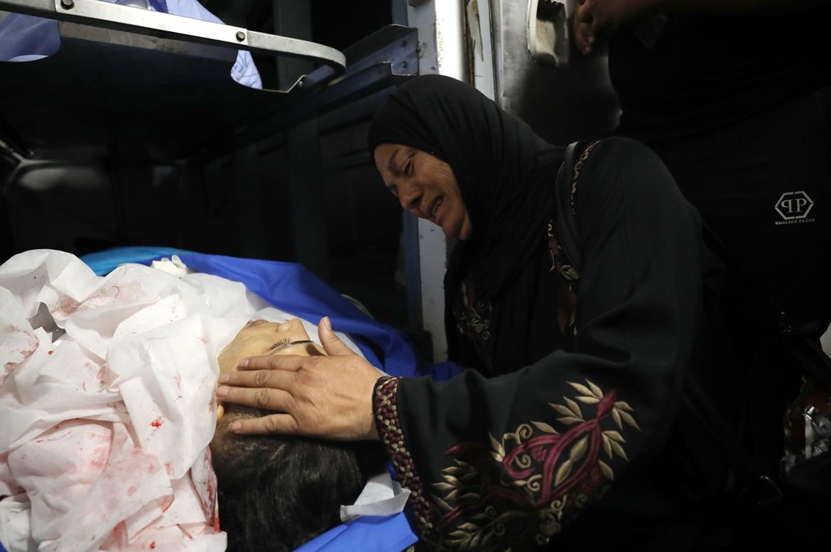 وداع الشهيد وسيم أبو خليفة في مستشفى رفيديا بنابلس (تصوير: أيمن النوباني/وفا)
